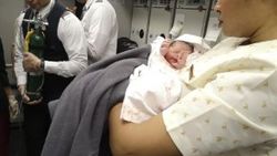 Seyir halindeki uçakta doğum yaptı