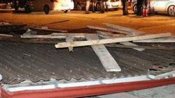 Ankara'da fırtına: Ağaçlar devrildi, çatılar uçtu