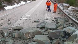 Bolu'da kara yolunda heyelan