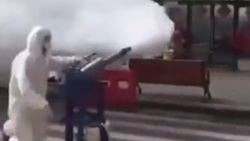 Çin'de sokaklar ilaçlanıyor