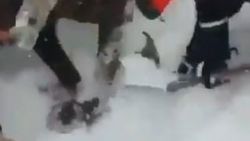 Çığ altından sağ çıkartılan vatandaşın o anları