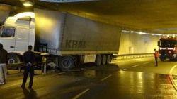 Tünelde duvara çarpan tır sürücünün burnu bile kanamadı