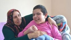 Anne ve babası terk etti, babaannesi sahip çıktı
