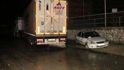 Adana'da tır kırmızı ışıkta bekleyen 2 araca çarptı
