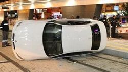 Alkollü sürücü, tramvay durağındaki yayaya çarptı