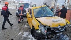 Sakarya'da taksi elektrik direğine çarptı: 4 yaralı