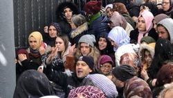 Mağaza açılışında indirim izdihamı
