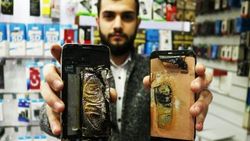 Tamir etmek istediği telefon elinde alev aldı