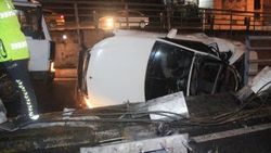 Unkapanı Köprüsü girişinde araç takla attı: 3 yaralı