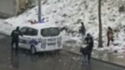 Çocukların kartopu eğlencesine polis de katıldı
