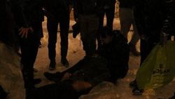 Poşetle karda kayarken kafasını kaldırıma vurdu