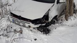 Buzda kayan otomobil şarampole yuvarlandı