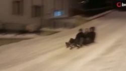 Giresun'da kayak yapan gençlere yoldan geçen araç çarptı