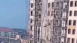 Rusya'da 2 inşaat işçisi 9'uncu kattan yere düştü