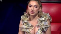 Hadise çiçekli elbisesiyle poz verdi