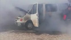 Kars’ta donan minibüs, altında ateş yakılırken alev aldı