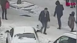 Buz tutan sokaklarda birçok kişi kayarak düştü