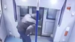 Yanlış metroya binen yolcu dışarı atladı