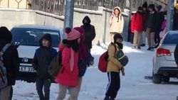 Ardahan'da eksi 38 derecede okula gidiyorlar