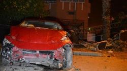 Adana'da bir otomobil evin duvarını yıktı: 4 yaralı