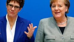 Merkel'in partisinin genel başkanı istifa etti