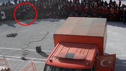 Okul müdüründen öğrenciye tekme