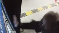 Havalimanı otoparkındaki ödeme cihazını tekmeledi