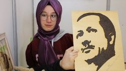 Ayağıyla çizdiği resmi Erdoğan'a hediye etmek istiyor