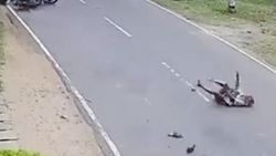 Caddenin ortasında yürüyen adama motosiklet çaptı