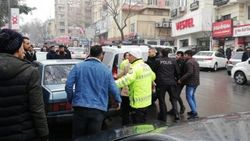 Kendisini uyaran garsona saldırdı