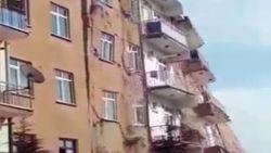 Elazığ'da hasarlı bina çöktü