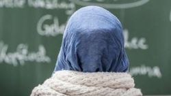 İsveç'te başörtüsü yasağına uymayan müdüre ölüm tehdidi
