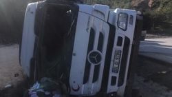 Sakarya'da tır devrildi: 1 ölü