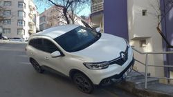 El freni çekmeyi unutan sürücü otomobili ile sürüklendi