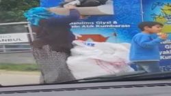 Giysi kumbarısını akılalmaz yöntemle boşalttı