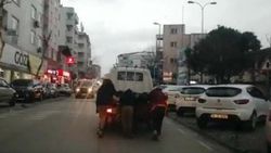 Trafikte kamyonetin kasasına asılan çocuklar