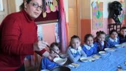 Öğrencilerine her sabah çorba pişiriyor