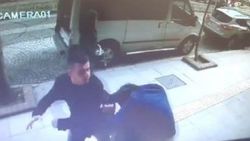 Eski okul arkadaşıyla tokalaşıp yumruklarla saldırdı