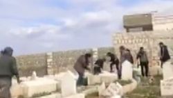 Esad rejimine bağlı güçler mezar yağmaladı