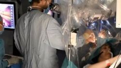 İngiltere'de beyin ameliyatı olurken keman çaldı