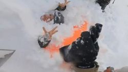 Çığ altında kalan kadın kayakçılar kurtarıldı