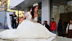 40 kilo ağırlığındaki gelinlikle yürüyemedi