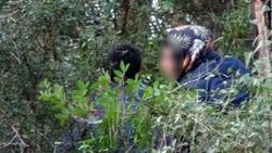 Çakmak gazı çeken gençlere polis baskını