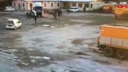 İzmir'de mesai arkadaşlarının üzerine tır sürdü