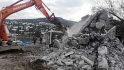Bodrum’da sahilde bulunan kaçak bina yıkıldı