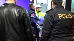 Denizli'de bir araç trafik polisine çarptı