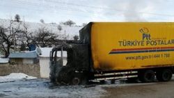 Depremzedelere gönderilen yardım yüklü tır yandı