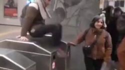 Üniversite öğrencisi gençlerden ulaşım zammı protestosu