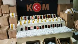 İzmir'de 4 bin adet kaçak telefon aksesuarı ele geçirildi