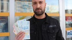 ATM'nin verdiği fazla parayı bankaya teslim etti